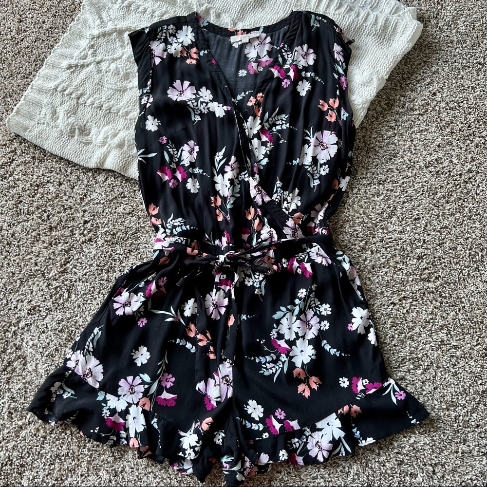 Loft V-neck Romper. Cap sleeves. Tie waist. Side slit pockets. Size XL